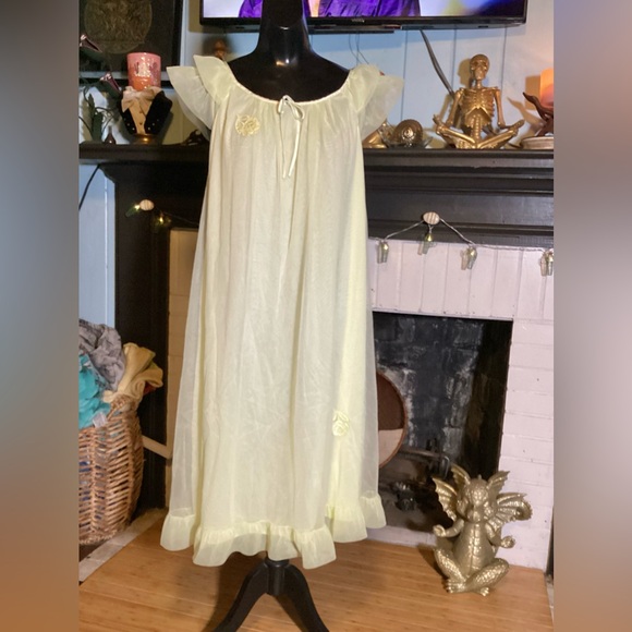 1960’s Green Ruffle Trim Rose Detail Nylon Lingerie Night Gown Small - Picture 2 of 11